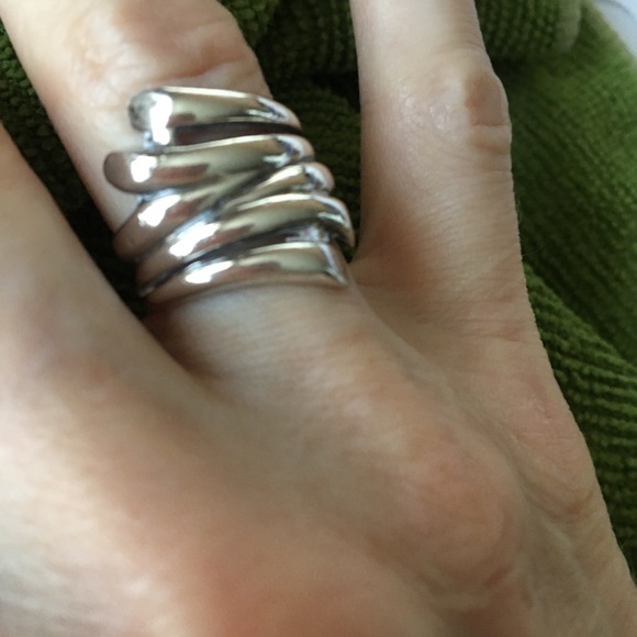 Elegant Sterling Silver Women's Ring - Picture 2 of 5